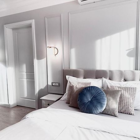 Central Spacious Apartment With Balcony - Alba Carolina アルバ・ユリア エクステリア 写真