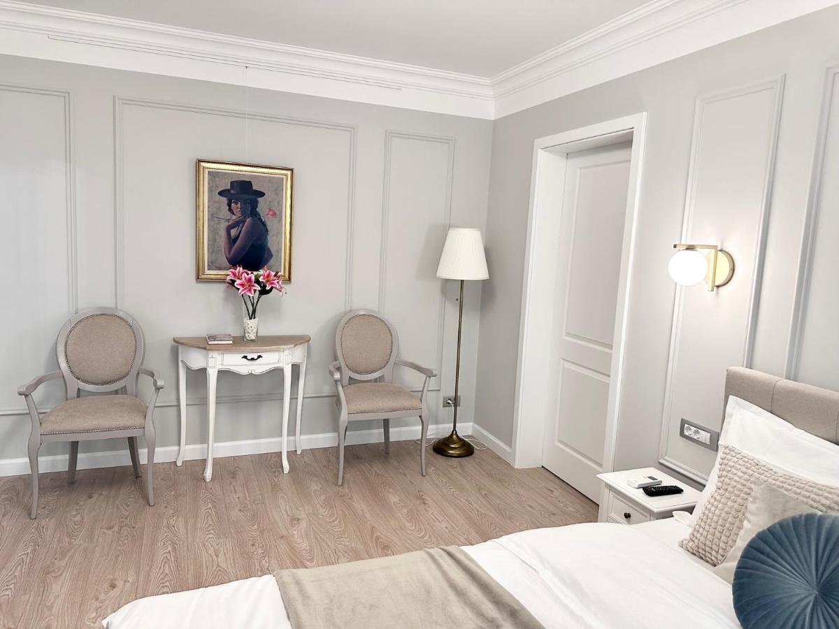 Central Spacious Apartment With Balcony - Alba Carolina アルバ・ユリア エクステリア 写真