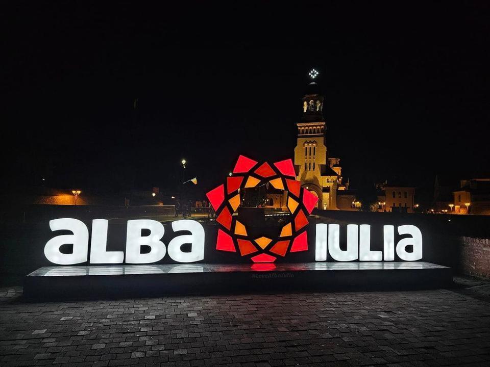 Central Spacious Apartment With Balcony - Alba Carolina アルバ・ユリア エクステリア 写真
