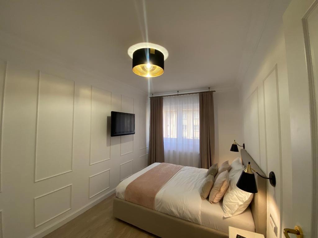 Central Spacious Apartment With Balcony - Alba Carolina アルバ・ユリア エクステリア 写真