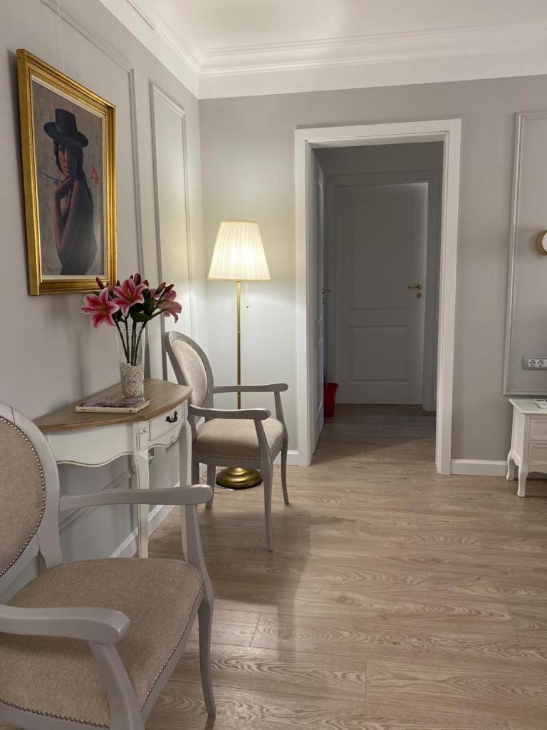Central Spacious Apartment With Balcony - Alba Carolina アルバ・ユリア エクステリア 写真