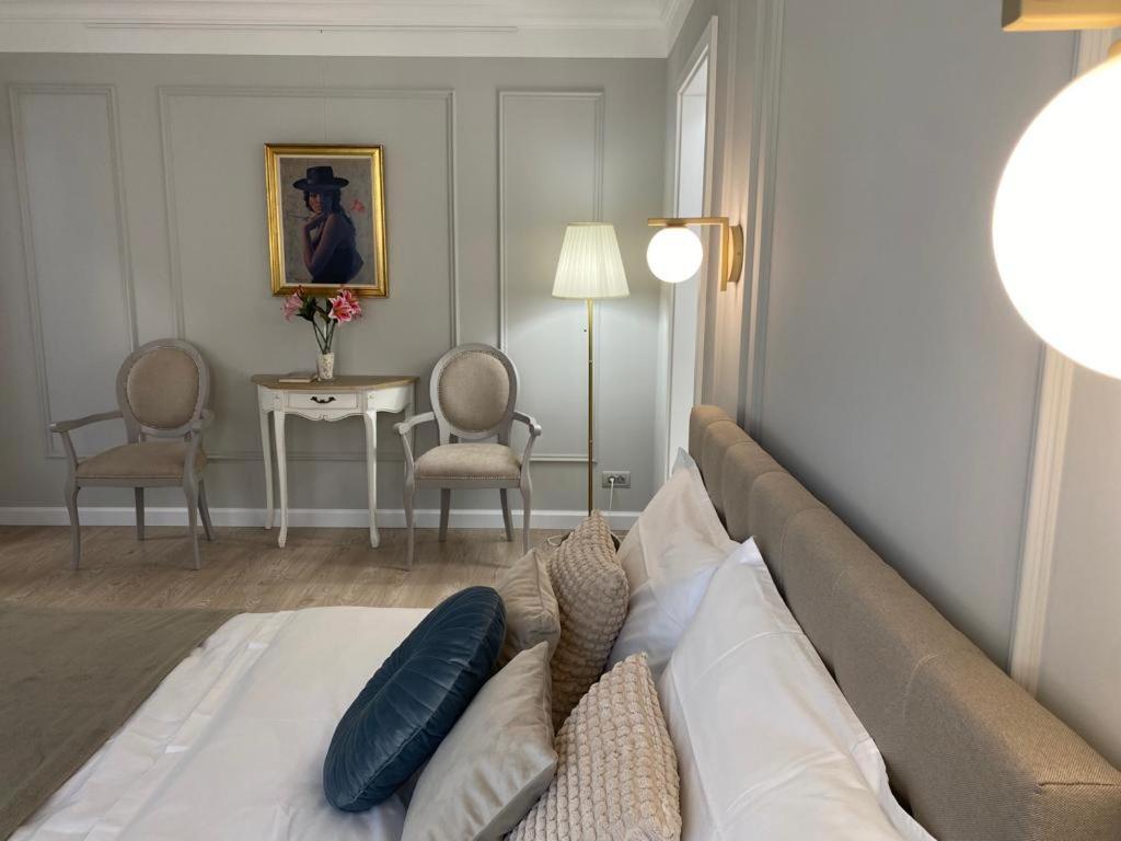 Central Spacious Apartment With Balcony - Alba Carolina アルバ・ユリア エクステリア 写真