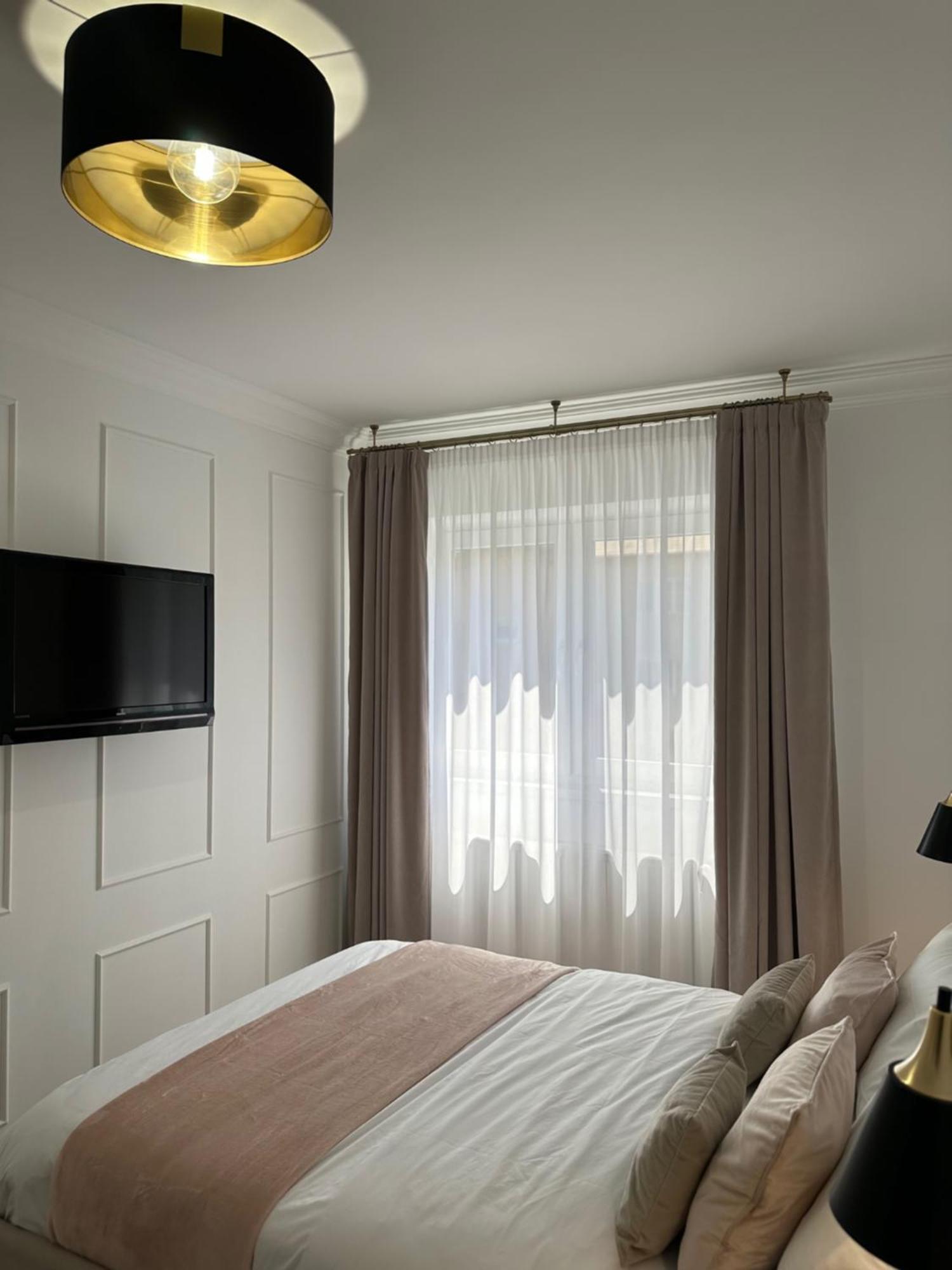 Central Spacious Apartment With Balcony - Alba Carolina アルバ・ユリア エクステリア 写真