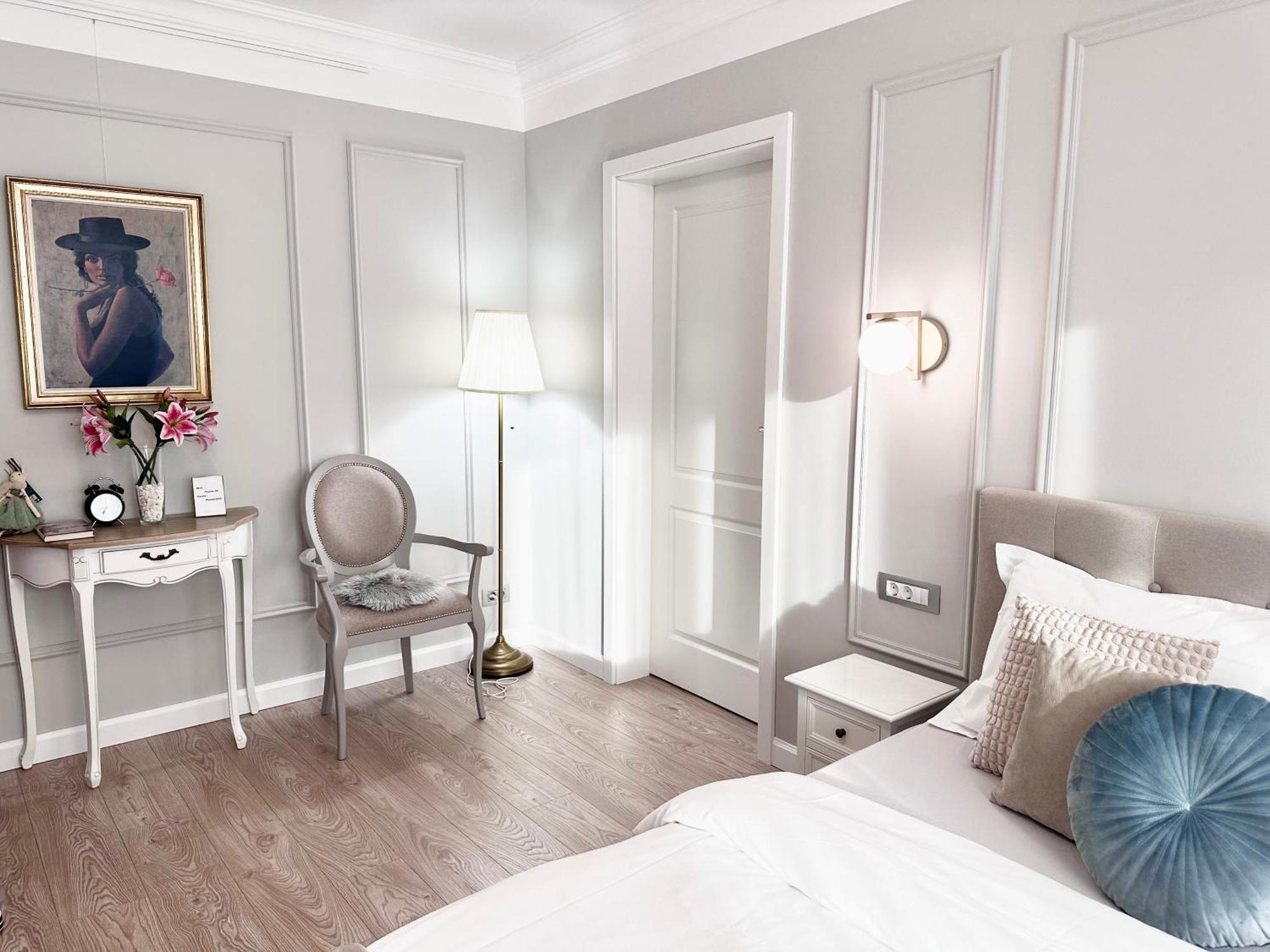 Central Spacious Apartment With Balcony - Alba Carolina アルバ・ユリア エクステリア 写真